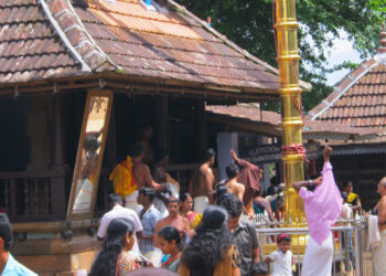 മലപ്പുറം തിരുമാന്ധാംകുന്ന് ക്ഷേത്രത്തിൽ യുവാവിന്റെ അതിക്രമം ; ശ്രീകോവിലിനകത്ത് കയറി തിരുവാഭരണങ്ങൾ വലിച്ചെടുത്ത് ദേഹത്തണിഞ്ഞു