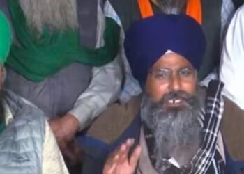 പോലീസിന് നേരെ മുളകുപൊടിയെറിഞ്ഞ് സമരക്കാർ ; സംഘർഷത്തിൽ ഒരാൾ മരണപ്പെട്ടതായി സൂചന ; രണ്ടുദിവസത്തേക്ക് ഡൽഹി ചലോ മാർച്ച് നിർത്തിവയ്ക്കുന്നതായി സമര നേതാക്കൾ