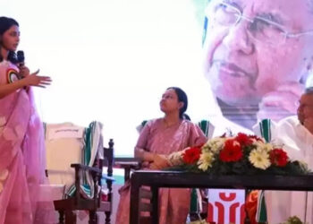 സിനിമ ബിസിനസ് മേഖലയിലേക്ക് കൂടുതൽ സ്ത്രീകളെ കൊണ്ടുവരാൻ നടപടി വേണമെന്ന് ഐശ്വര്യ ലക്ഷ്മി ; എല്ലാം ശരിയാക്കാമെന്ന് മുഖ്യമന്ത്രി പിണറായി വിജയൻ