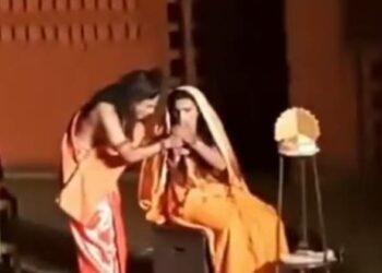 സീത ദേവി പുകവലിക്കുന്ന രംഗം, അശ്ലീല സഭാഷണങ്ങൾ; പൂനെയിൽ രാമായണത്തെ അവഹേളിച്ചു കൊണ്ട് നാടകം; പ്രൊഫസറും അഞ്ച് വിദ്യാർത്ഥികളെയും അറസ്റ്റിൽ