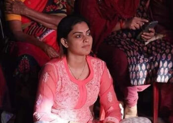 താരജാഡകളില്ലാതെ തനി കമുകുംചേരിക്കാരിയായി അനുശ്രീ; നാട്ടിലെ ഉത്സവത്തിന് നിലത്തിരുന്ന് നാടകം ആസ്വദിച്ച് താരം