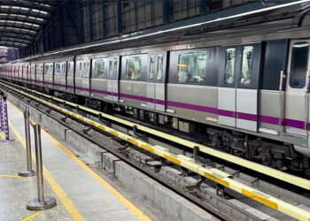 മെട്രോ ട്രാക്കിലേക്ക് യുവാവ് ഓടിക്കയറി; അര മണിക്കൂറോളം സർവീസ് നിർത്തി വച്ചു; അന്വേഷണം