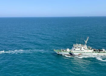 ഗുജറാത്ത് തീരത്ത് വൻ ലഹരി വേട്ട; ആറ് പാകിസ്താനികൾ പിടിയിൽ ; തടഞ്ഞത് 400 കോടി രൂപയുടെ ലഹരി കടത്ത്