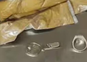 വിമാനമിറങ്ങിയ അയിഷയ്ക്കാകെ അങ്കലാപ്പ്,പരിശോധിച്ചപ്പോൾ ഹെയർ ബാൻഡും കീ ചെയിനും സ്വർണം; കയ്യോടെ പൊക്കി കസ്റ്റംസ്