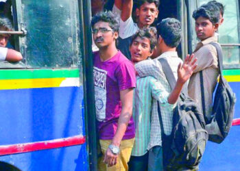 ബസിന്റെ ഫുട്ബോർഡിൽ നിന്നും റോഡിലേക്ക് തെറിച്ചുവീണു ; പുറകെ വന്ന ലോറി കയറിയിറങ്ങി നാലു വിദ്യാർത്ഥികൾ മരിച്ചു