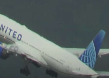 ടേക്ക് ഓഫിനിടെ വിമാനത്തിന്റെ ടയർ ഊരി പോയി; യുണൈറ്റഡ് എയർലൈൻസ് വിമാനത്തിന് അടിയന്തര ലാൻഡിംഗ്