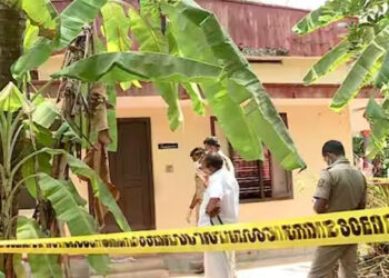 വീട്ടിൽ നിന്ന് ദുർഗന്ധം, പരിശോധിച്ചപ്പോൾ അമ്മയുടെയും മകളുടെയും മൃതദേഹങ്ങൾ ; ദിവസങ്ങളുടെ പഴക്കം