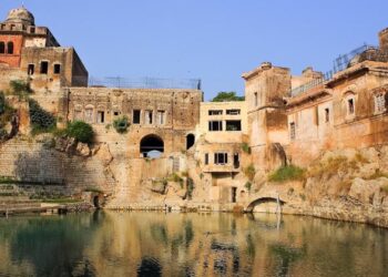 സാക്ഷാൽ പരമശിവന്റെ കണ്ണുനീർ വീണുണ്ടായ തടാകക്കരയിലെ ക്ഷേത്രം; പാകിസ്താനിലെ അവശേഷിക്കുന്ന ഹെെന്ദവാരാധനാലയത്തെ കുറിച്ചറിയാം