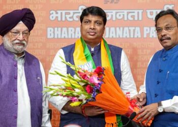 ”സനാതന ധർമ്മത്തെ അപമാനിക്കുമ്പോൾ കൈയ്യും കെട്ടി നോക്കിനിൽക്കാനാവില്ല;” ബിജെപി അംഗത്വം സ്വീകരിച്ച് മുൻ കോൺഗ്രസ് വക്താവ്