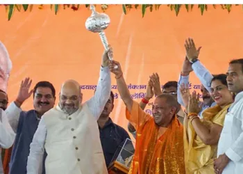 രാമഭക്തർക്ക് നേരെ വെടിയുതിർത്തവരും രാമക്ഷേത്രം പണിതവരും തമ്മിലാണ് ഈ തിരഞ്ഞെടുപ്പെന്ന് അമിത് ഷാ