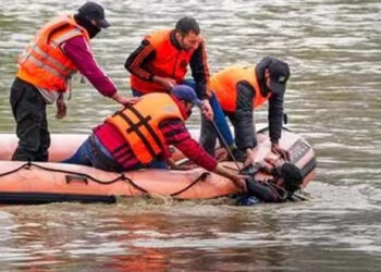 ഝലം നദിയിൽ ബോട്ട് മറിഞ്ഞു ; രണ്ട് പേരെ കാണാതായി ; 7 പേരെ രക്ഷപ്പെടുത്തി