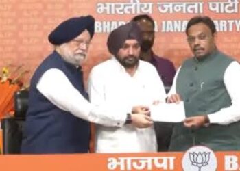 ഡൽഹിയില് കോൺഗ്രസിന് തിരിച്ചടി; പാര്ട്ടി മുൻ അദ്ധ്യക്ഷന് അരവിന്ദർ സിംഗ് ലൗലി ബിജെപിയിൽ ചേർന്നു