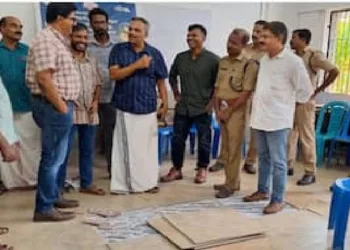 ക്ലാസ് മുറിയിലെ ടൈലുകള് വലിയ ശബ്ദത്തോടെ പൊട്ടിത്തെറിച്ചു; പരിഭ്രാന്തരായി അധ്യാപകര്; ഫയര്ഫോഴ്സും പോലീസും സ്ഥലത്തെത്തി