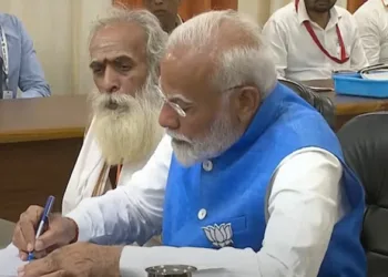 വാരാണസിയിലെ പോർകളത്തിൽ മൂന്നാമങ്കത്തിന് കച്ചമുറുക്കി പ്രധാനമന്ത്രി; നാമനിർദ്ദേശ പത്രിക സമർപ്പിച്ചു