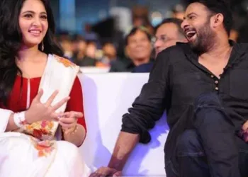 ബാഹുബലിയ്ക്ക് കല്യാണം, വധു ദേവസേന തന്നെയാണോയെന്ന് പ്രഭാസിനോട് ആരാധകർ; സസ്‌പെൻസ് നിറച്ച് കുറിപ്പ്