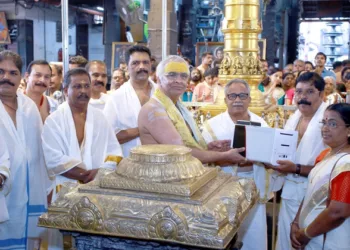 ഗുരുവായൂരപ്പന് വഴിപാട്; ഗുരുവായൂർ ക്ഷേത്രത്തിന് തിരിച്ചറിയൽ കാർഡ് പ്രിന്റ് ചെയ്യാവുന്ന ഇലക്ട്രിക് ഉപകരണം കൈമാറി മലപ്പുറം സ്വദേശി