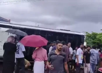 കൊച്ചിയിൽ സിഗ്നൽ പോസ്റ്റിൽ ഇടിച്ച് ബസ് മറിഞ്ഞു ; ഒരാൾ മരിച്ചു ; നിരവധി പേർക്ക് പരിക്ക്