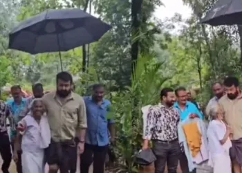 വീട്ടിൽ വന്നാൽ താറാവ് കറി തരാം; കാണാനെത്തിയ ആരാധികയായ അമ്മയെ നെഞ്ചോട് ചേർത്ത് പിടിച്ച് മോഹൻലാൽ; മനംനിറച്ച് വീഡിയോ
