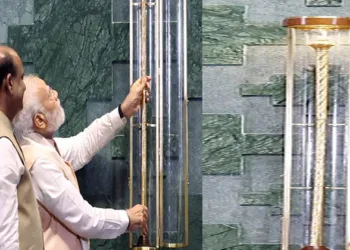 പാർമന്റ് മന്ദിരത്തിലെ ചെങ്കോൽ എടുത്ത് മാറ്റണം; ആവശ്യവുമായി ഇൻഡി എംപി; രൂക്ഷവിമർശനവുമായി ബിജെപി