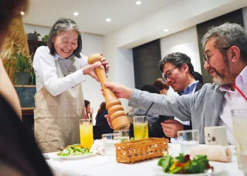 മറവിരോഗം ഉള്ളവർ മാത്രം ജോലി ചെയ്യുന്ന ഒരു റസ്റ്റോറന്റ് ; ഓർഡർ ചെയ്ത ഭക്ഷണം മാറിപ്പോയാലും പരാതിയില്ലാത്ത ഉപഭോക്താക്കൾ ; വിസ്മയകരമാണ് ഇവിടം