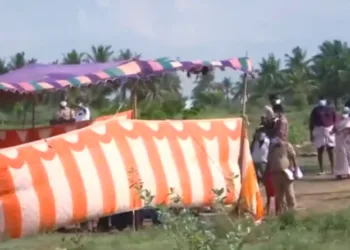 വ്യാജമദ്യ ദുരന്തത്തിലെ ഇരകളുടെ മൃതദേഹം പോസ്റ്റ്മോർട്ടം നടത്താതെ സംസ്കരിച്ചതായി പരാതി ; അഞ്ചുദിവസത്തിനുശേഷം വീണ്ടും കുഴിച്ചെടുത്ത് പോസ്റ്റ്മോർട്ടം