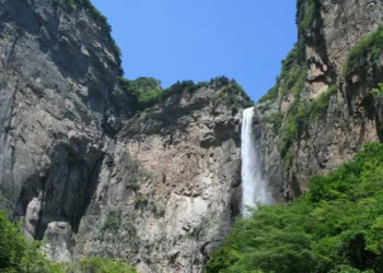 വെള്ളച്ചാട്ടവും ഡ്യൂപ്ലിക്കറ്റ്, ചങ്കിലെ ചൈനയുടെ ഉഡായിപ്പ് പൊളിച്ച് യുവാവ്; നഷ്ടമാവുക ഏഷ്യൻ റെക്കോർഡ്‌സ്