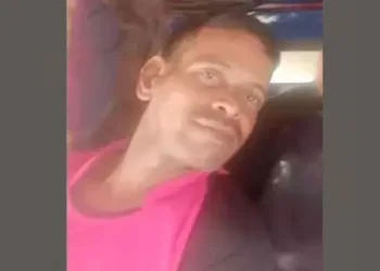 തൊണ്ടയിൽ കല്ല് കുടുങ്ങി ; യുവാവ് സ്വയം കഴുത്തറുത്ത് മരിച്ചു