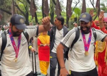 ആനന്ദ നടനം; ആരാധകരോടൊപ്പം തെരുവിലൂടെ നൃത്തം ചെയ്ത് വിശ്വജേതാക്കൾ; വീഡിയോ