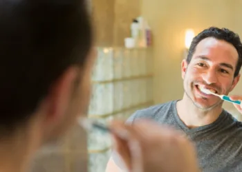 പല്ല് തേച്ചിട്ട് ഉടൻ വായ കഴുകുന്നുണ്ടോ ? എന്നാൽ ഇനി ചെയ്യരുത്