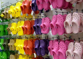 ഫാഷൻലോകത്തെ അതിവേഗം കീഴടക്കിയ ക്രോക്‌സ് ഫൂട്ട് വെയർ ; എന്തിനാണ് 13 ദ്വാരങ്ങൾ