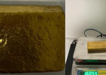 പേസ്റ്റ് രൂപത്തിലാക്കി സ്വർണം കടത്താൻ ശ്രമം ; ഒരു കോടിയിലധികം സ്വർണവുമായി യാത്രക്കാരൻ പിടിയിൽ