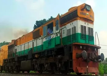 തീവണ്ടിയാത്രയ്ക്ക് പ്രിയമേറുന്നു; തിരക്കും; 10,000 നോൺ എസി  കോച്ചുകൾ  ഉൾപ്പെടുത്താൻ റെയിൽവേ