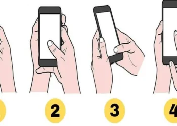 മൊബൈൽ കയ്യിൽ പിടിയ്ക്കുന്നത് ഇങ്ങിനെയാണോ?; എന്നാൽ അറിഞ്ഞോളൂ നിങ്ങളുടെ സ്വഭാവം ഇതാണ്