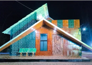 സീലിങ്ങും ഗോവണിയും മുതൽ തറ വരെ പ്ലാസ്റ്റിക്! ; പാഴാക്കിക്കളയുന്ന പ്ലാസ്റ്റിക് കുപ്പികൾ കൊണ്ട് രണ്ടുനില വീട് ഒരുക്കി ഒരു ഡോക്ടർ