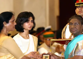 ക്യാപ്റ്റൻ അൻഷുമാൻ സിംഗിന് മരണാനന്തര ബഹുമതിയായി കീർത്തിചക്ര നൽകി ആദരിച്ച് രാഷ്ട്രപതി ; നിറ കണ്ണുകളോടെ പുരസ്‌കാരം ഏറ്റുവാങ്ങി ഭാര്യ സ്മൃതി സിംഗ്