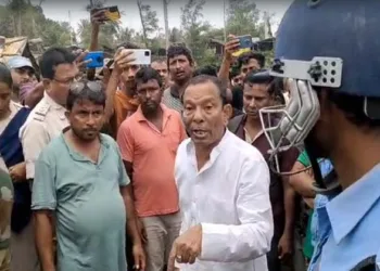 വനിതാ ഉദ്യോഗസ്ഥയോട് മോശമായി പെരുമാറുന്ന വീഡിയോ വൈറലായി; പ്രതിഷേധം ശക്തമായതോടെ രാജിവെച്ച് തൃണമൂൽ മന്ത്രി
