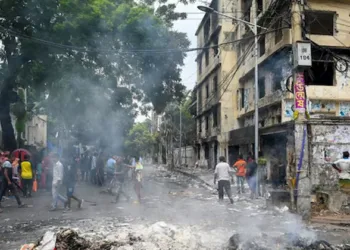 കലാപം ഒടുങ്ങാതെ ബംഗ്ലാദേശ് ; അവാമി ലീഗ് നേതാവിന്റെ ഹോട്ടലിന് നേരെ ആക്രമണം; 24 പേരെ ജീവനോടെ കത്തിച്ചു