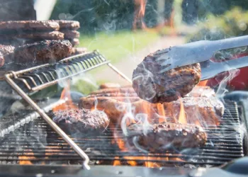 ബാർബിക്യൂ അടുപ്പ് കെടുത്താതെ ഉറങ്ങി…; വിഷവാതകം ശ്വസിച്ച് രണ്ട് യുവാക്കൾക്ക് ദാരുണാന്ത്യം