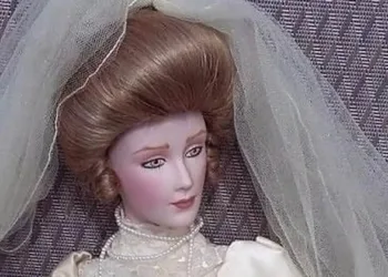 പ്രത്യേക കാരണങ്ങളാൽ ഉന്നംവയ്ക്കുന്നത് വിവാഹിതരായ പുരുഷൻമാരെ മാത്രം; പ്രേതബാധയുള്ള പാവ ഇത് വരെ ആക്രമിച്ചത് 17 പുരുഷൻമാരെ