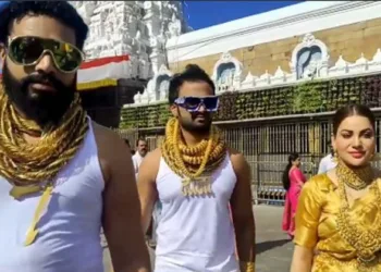 25 കിലോ സ്വർണാഭരങ്ങൾ അണിഞ്ഞ് തിരുപ്പതി ക്ഷേത്രദർശനം; നാലംഗ കുടുംബം എത്തിയത് പൂനെയിൽ നിന്നും; വൈറലായി ചിത്രങ്ങൾ