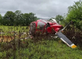 സ്വകാര്യ ഹെലികോപ്ടർ തകർന്നുവീണു; നാല് പേർക്ക് പരിക്ക്