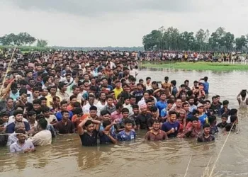 ജയ്ശ്രീറാം വിളികളോടെ ഇന്ത്യയിലേക്ക് കടക്കാൻ ശ്രമം; പുഴ മുറിച്ചുകടന്നെത്തിയത് 1,000 ബംഗ്ലാദേശികൾ; വേദന മനസിലാവും പക്ഷേ.. സമാധാനിപ്പിച്ച് ബിഎസ്എഫ്