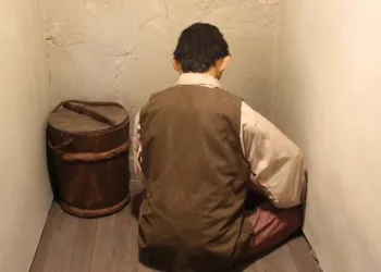 സ്വയം ഏകാന്തതടവില്‍ കഴിയുന്ന മാതാപിതാക്കള്‍, പിന്നില്‍ വേദനിപ്പിക്കുന്ന കാരണം