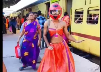 വൈറലാകാന് എന്തും ചെയ്യും; യാത്രക്കാരെ ശല്യം ചെയ്ത് റെയില്വേ സ്റ്റേഷനില് ലെഹങ്ക ധരിച്ച യുവാവിന്റെ നൃത്തം