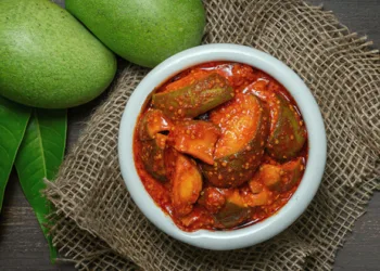 തൊട്ടുകൂട്ടാൻ ഒരിത്തിരി അച്ചാർ ശീലമായിപ്പോയോ; ഇതറിയാതെ പോകരുത്