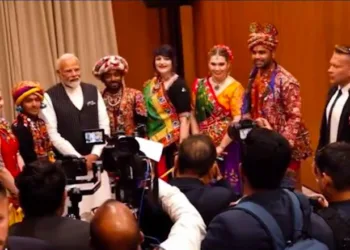 ഇന്ത്യൻ പതാകകളും ഗുജറാത്തി നൃത്തവുമായി മോദിയെ വരവേറ്റ് പോളണ്ട് ; 45 വർഷത്തിനു ശേഷം ഒരു ഇന്ത്യൻ പ്രധാനമന്ത്രി സന്ദർശനത്തിനെത്തുന്ന അസുലഭനിമിഷം