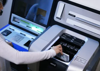 അക്കൗണ്ട് തുടങ്ങണോ? വായ്പ വേണോ? ഇനി എല്ലാത്തിനും ഈ കുഞ്ഞൻ മെഷീൻ മതി ; ഇന്ത്യയിൽ തരംഗം തീർക്കാനൊരുങ്ങി ആൻഡ്രോയ്ഡ് സിആർഎമ്മുകൾ