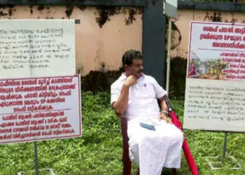 അസാധാരണ സമരവുമായി പിവി അൻവർ ; മലപ്പുറം എസ്പിയുടെ ഔദ്യോഗിക വസതിയ്ക്ക് മുമ്പിൽ കുത്തിയിരുന്ന് എംഎൽഎ