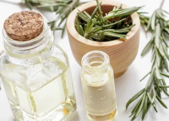 മുടി വളർത്താൻ റോസ് മേരി വാട്ടറിന് പിന്നാലെയാണോ?; എന്നാൽ ഇതറിഞ്ഞോളൂ