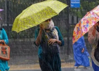 കേരളത്തിൽ ഇന്ന് 10 ജില്ലകളിൽ വിദ്യാഭ്യാസ സ്ഥാപനങ്ങൾക്ക് അവധി; യെല്ലോ അലേർട്ട് ഈ ജില്ലകളിൽ